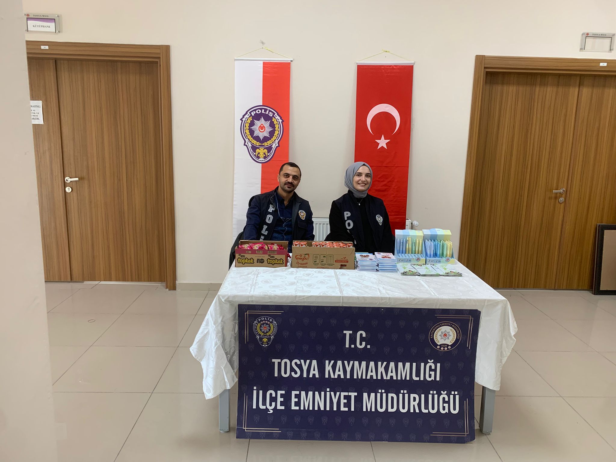 Tosya MYO’da “El Ele Güvenli Geleceğe” Projesi Kapsamında Bilgilendirme Standı Kuruldu.
