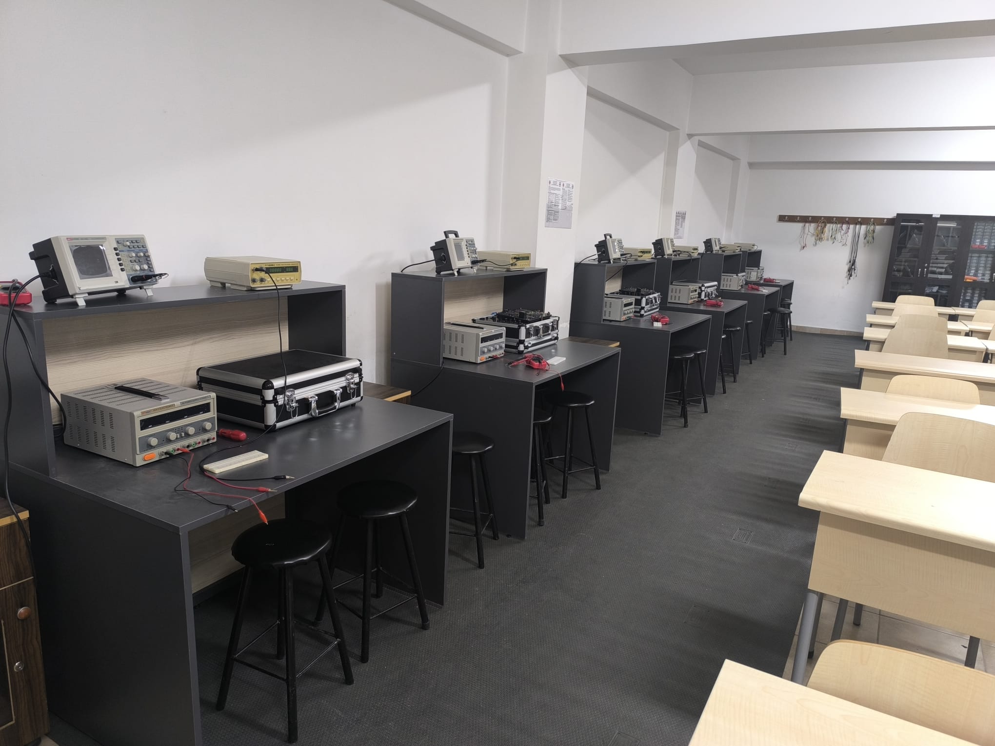 Üniversitemiz Ahşap Kültürünü Uygulama ve Araştırma Merkezi Tarafından Meslek Yüksekokulumuz Elektrik Programı Laboratuvarlarına Deney Masası Yapıldı.