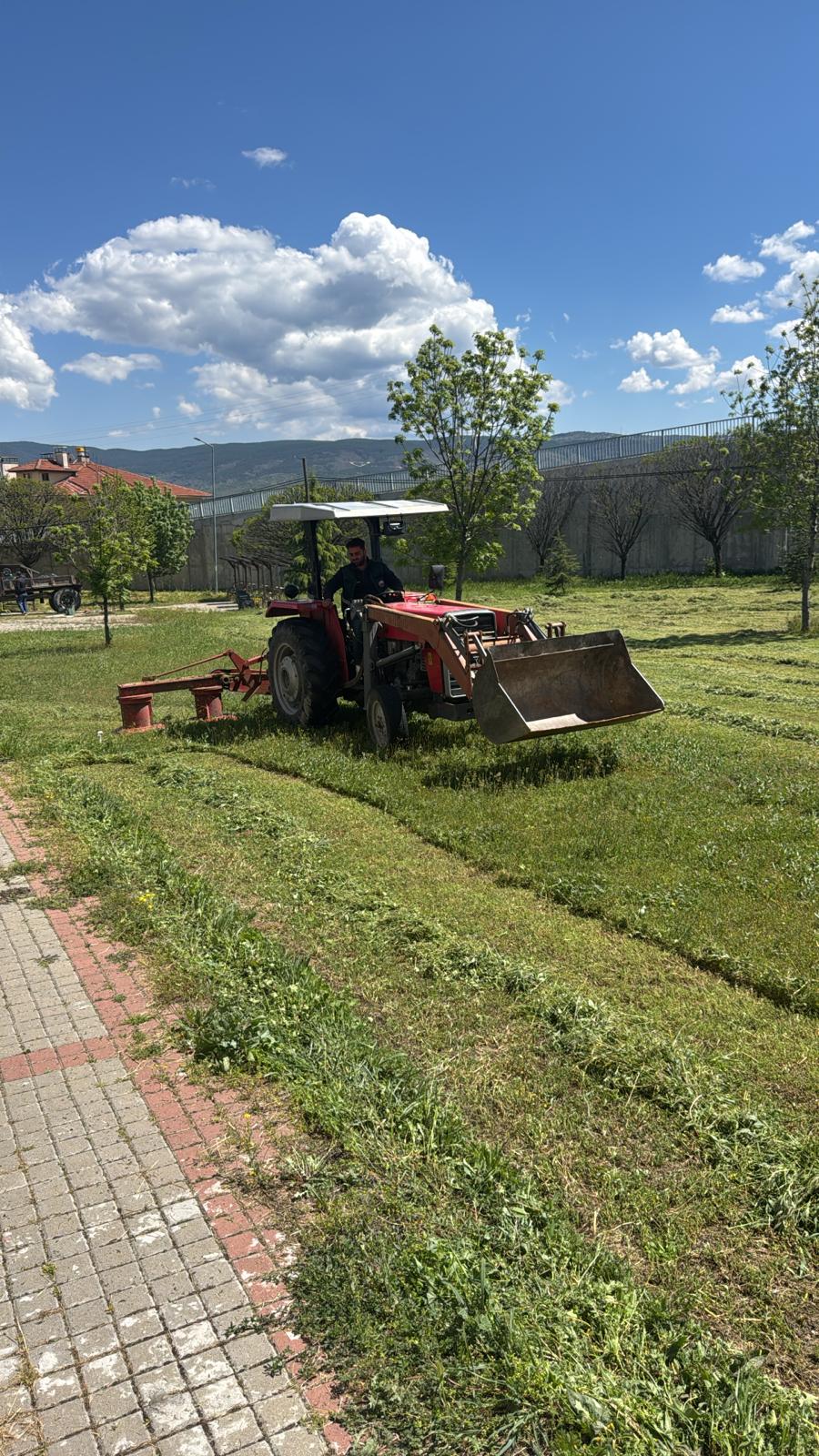 Tosya Belediyesi Mezuniyet Programımız Öncesinde Çim Biçme Çalışması Gerçekleştirdi.