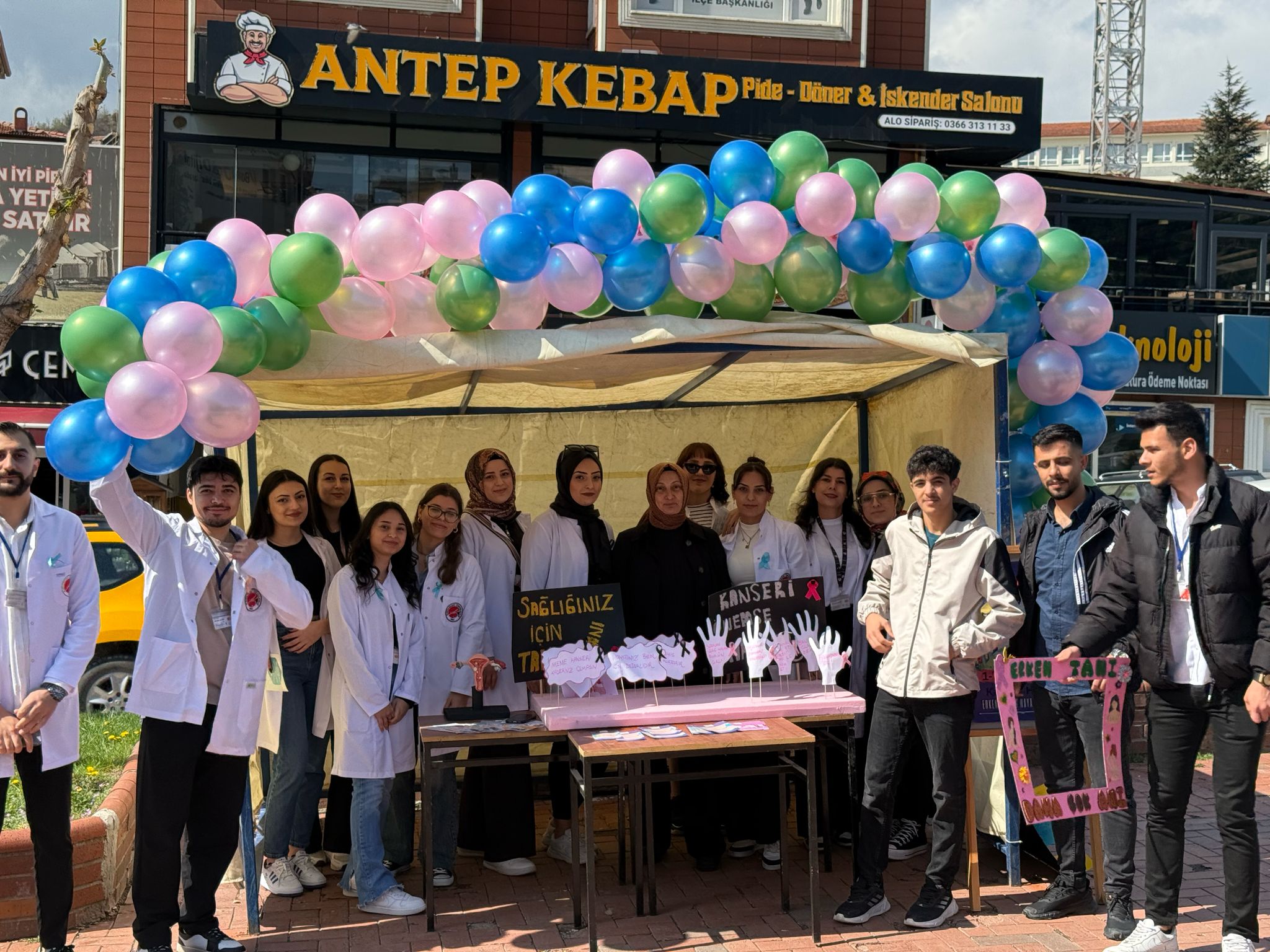 Meslek Yüksekokulumuz Öğrencileri Tarafından Kanser Haftası Bilgilendirme Etkinliği Düzenlendi