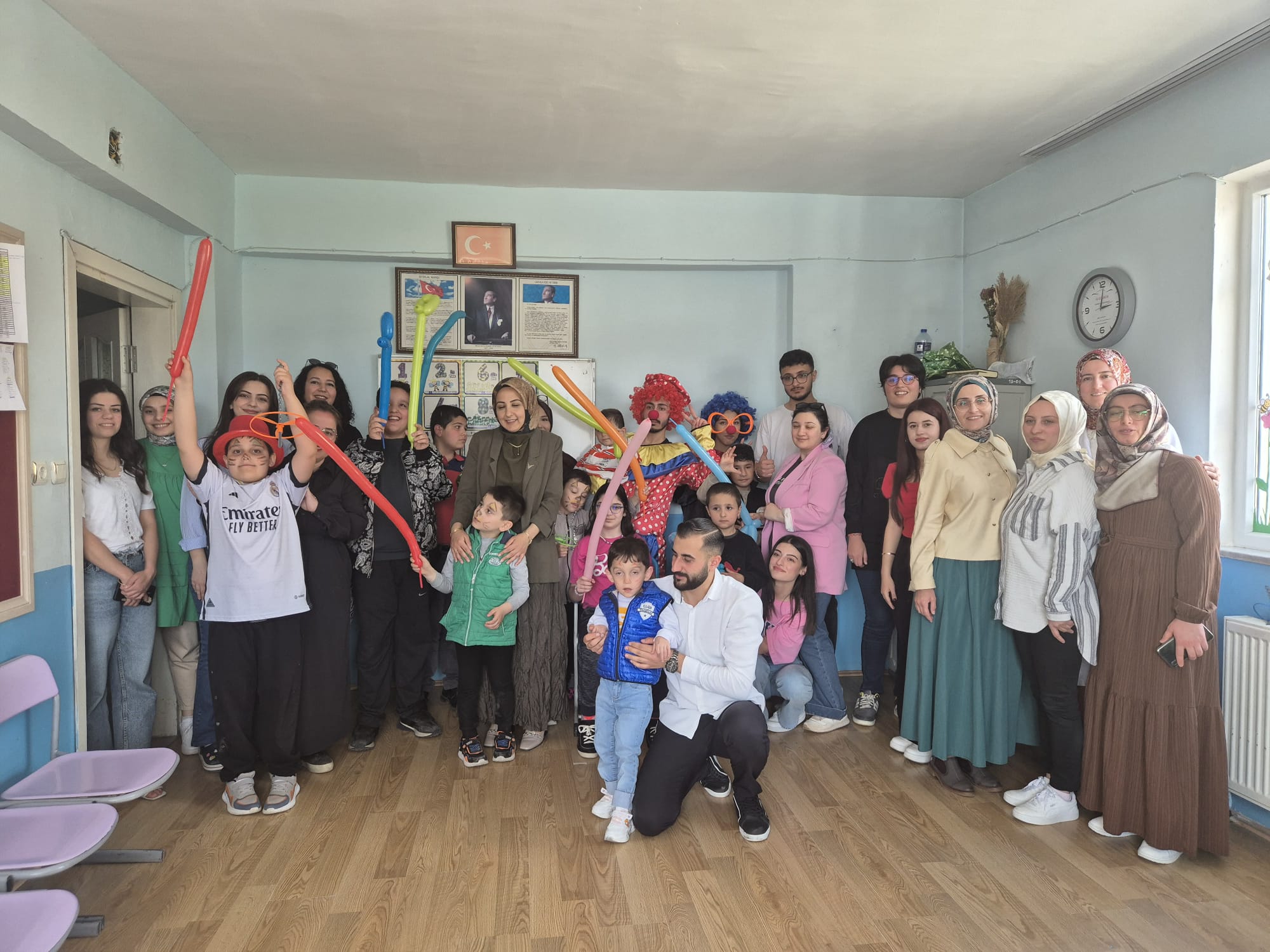 Meslek Yüksekokulumuz Öğrencileri Al Gelincik Özel Eğitim ve Rehabilitasyon Merkezi'nde 23 Nisan Çocuk Etkinliği Düzenledi.