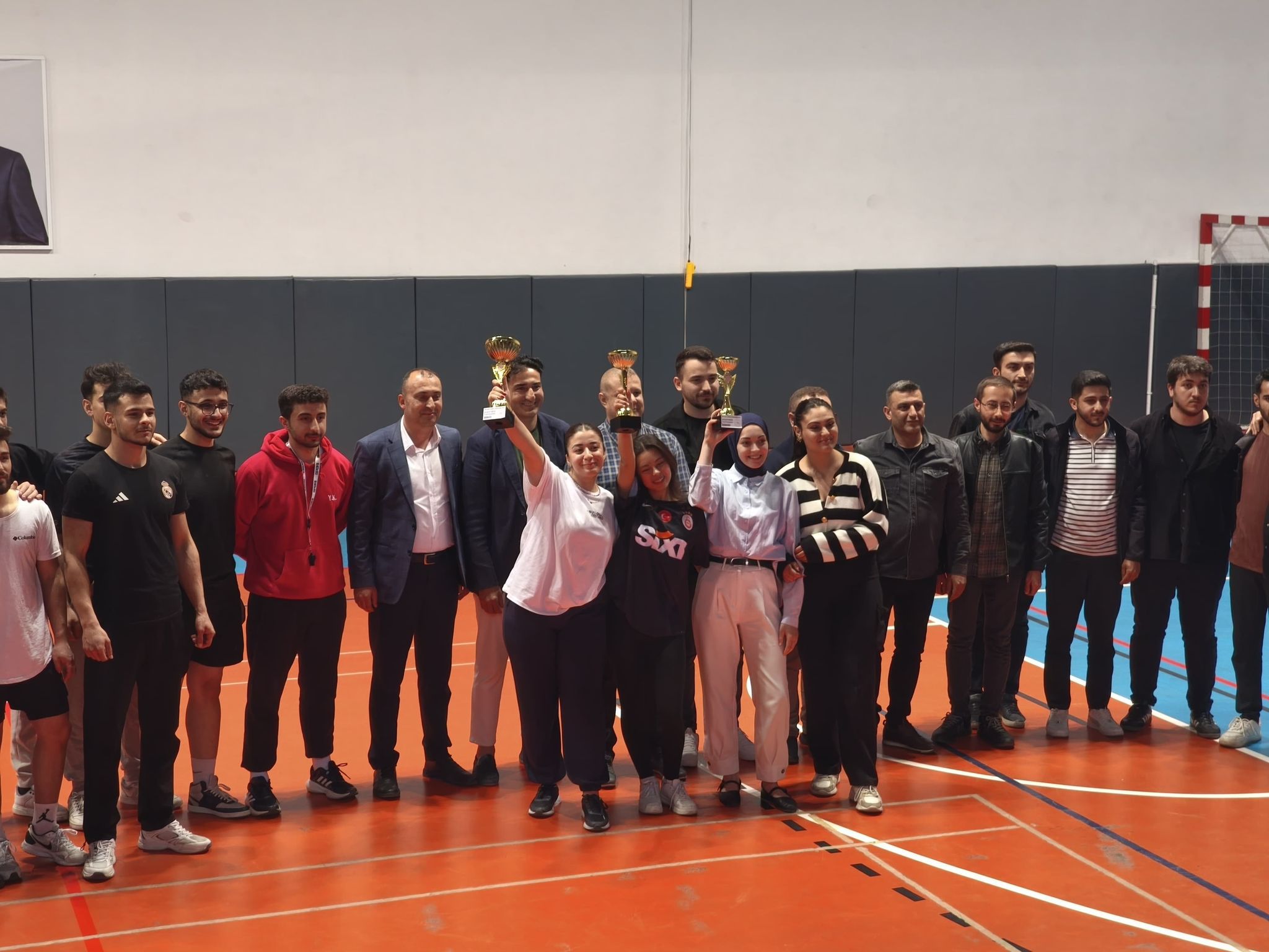 Meslek Yüksekokulumuz ile Tosya Gençlik ve Spor Müdürlüğü İş Birliğinde Düzenlenen Voleybol Turnuvasının Şampiyonu Belli Oldu.