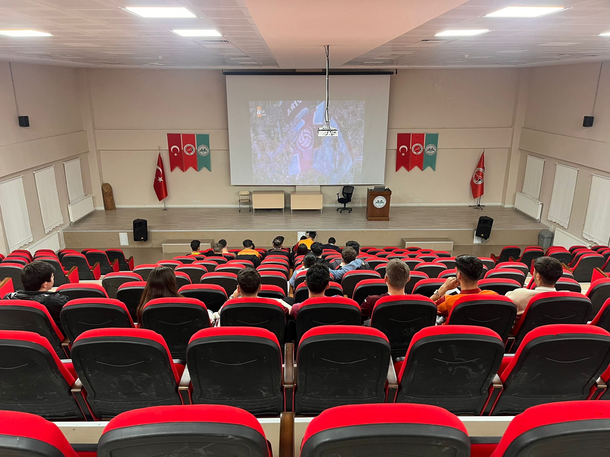 Elektrik Programı Öğrencileri Galatasaray-Trabzonspor maçını Yüksekokulumuzda Takip etti.