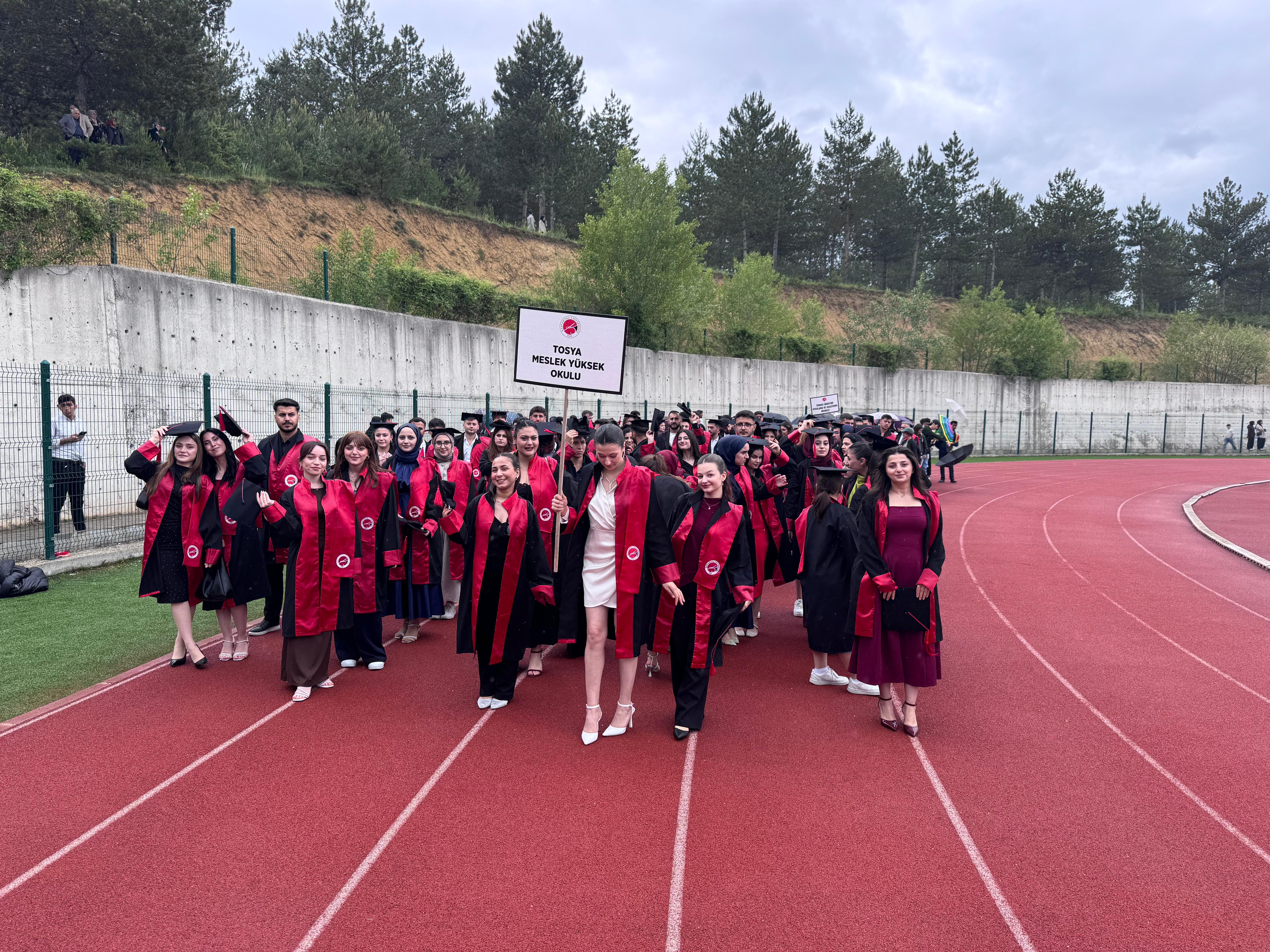 Meslek Yüksekokulumuz 30 Mayıs 2025 tarihinde Emin Baydil Spor Sahasında gerçekleştirilen 2024-2025 Akademik Yılı Mezuniyet Töreninde yer aldı.