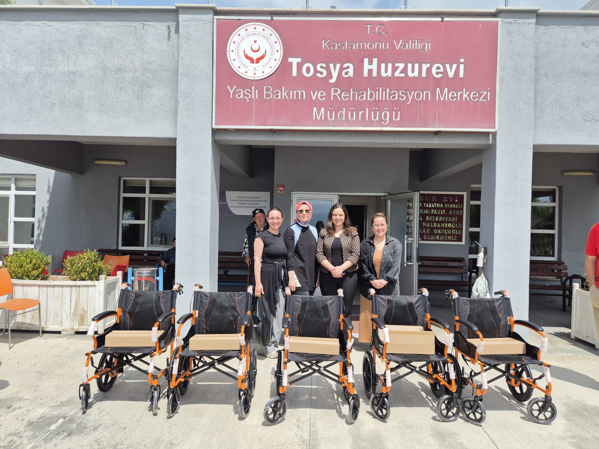 Evde Hasta Bakımı öğrencileri ihtiyaç sahiplerine tekerlekli sandalye ulaştırdı.
