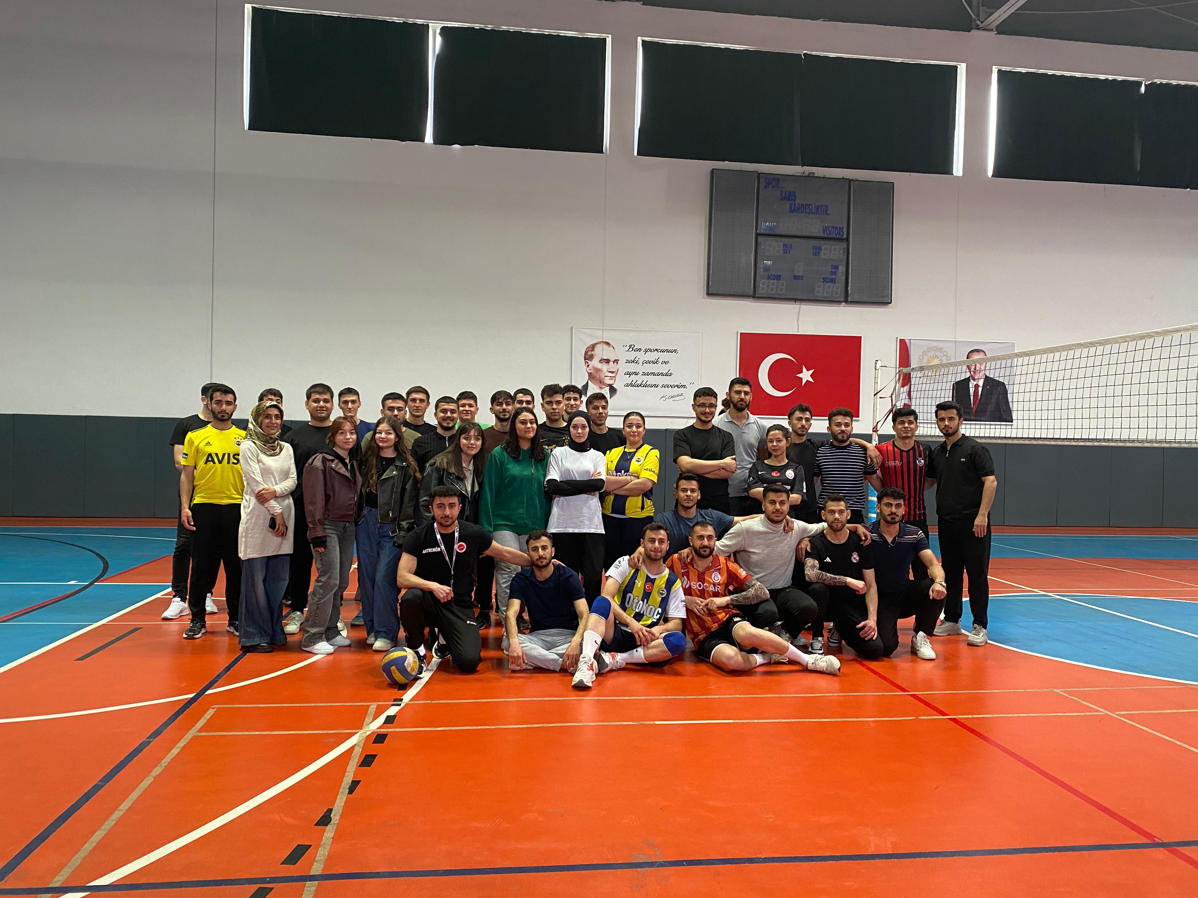Öğrencilerimiz Bahar Şenlikleri Kapsamında Düzenlenecek Olan Voleybol Turnuvası Öncesi Hazırlık Maçı Yaptı.